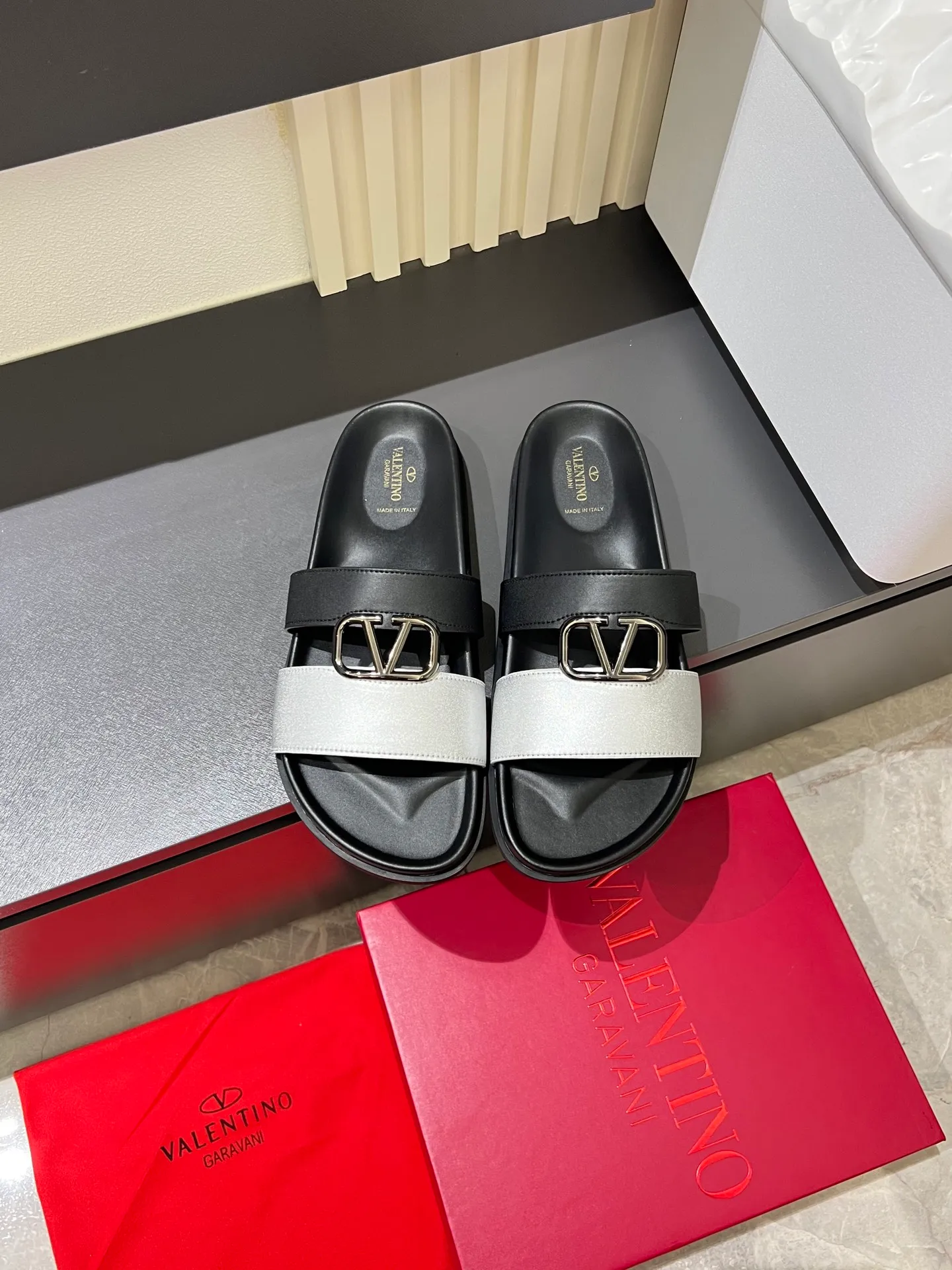 Men's shoes 💰p300 VALENTINO Men's 🧍‍♂️ Spring and summer new style metal logo flat slippers, elegant sandals, the same style worn by celebrities, original molding, imported calfskin. Rubber outsole. Soft and durable, full set of counter packaging size: 39-44 (.45.46 customized)